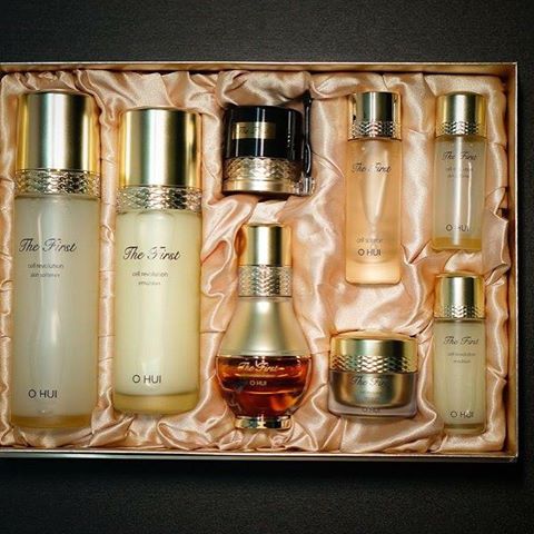 Set nước hoa hồng, sữa dưỡng có tinh chất vàng Ohui The First